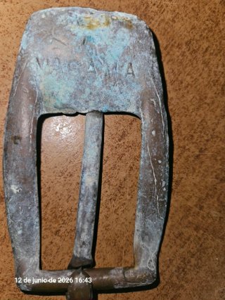 Hebilla antigua de bronce con figura