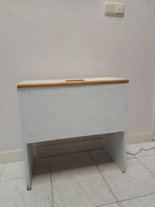 Mueble pequeño blanco y madera