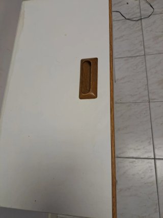Mueble pequeño blanco y madera