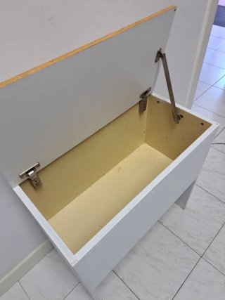 Mueble pequeño blanco y madera