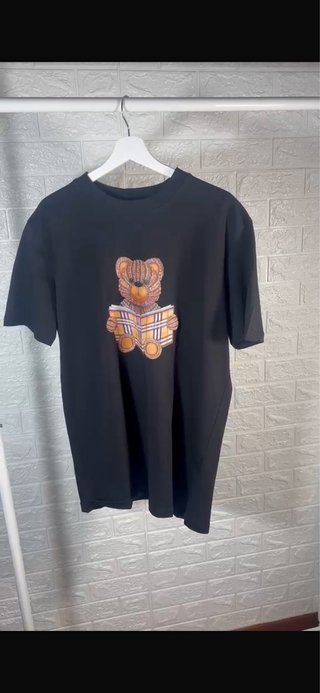 Camiseta negra con estampado de oso