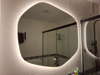 Espejo con luz LED moderno