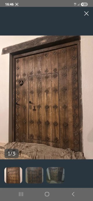 Puerta de madera rústica con herrajes