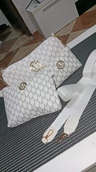 Bolsos y monedero blanco con monograma y detalles