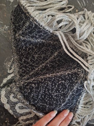 Mantón triangular con flecos