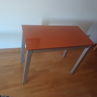 Mesa y 2 Sillas Cocina. Practicamente sin uso.