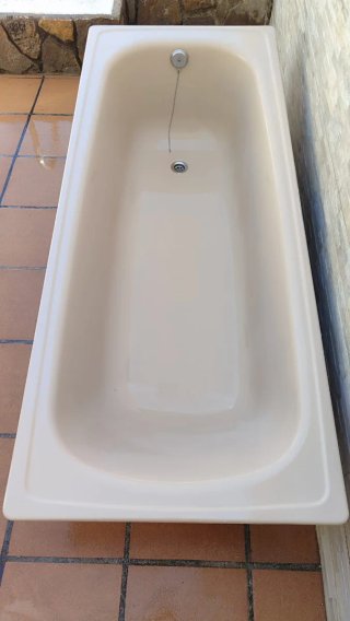 Bañera, inodoro, bidé y lavabo beige, buen estado