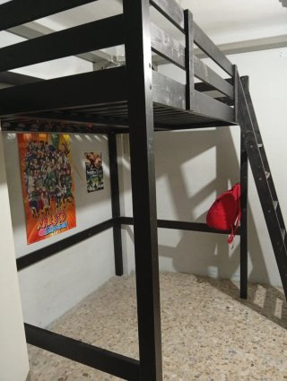 Cama alta de madera oscura