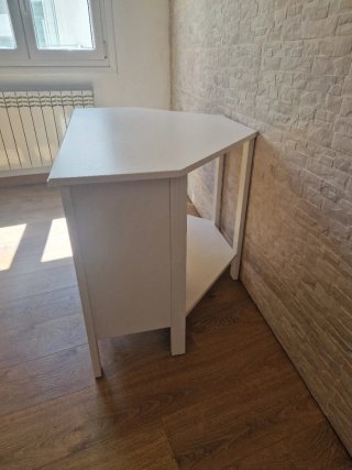 Mesa de estudio blanca de madera.