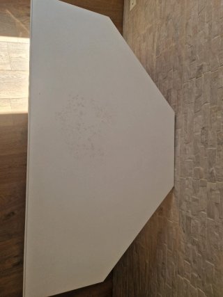 Mesa de estudio blanca de madera.