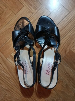 Sandalias negras tacón medio