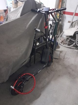 Patinete Eléctrico Negro con Candado Rojo