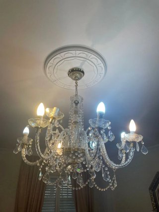 Lámpara de araña de cristal y metal