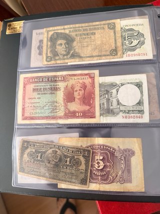 Álbum de billetes antiguos rojo