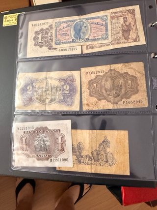 Álbum de billetes antiguos rojo