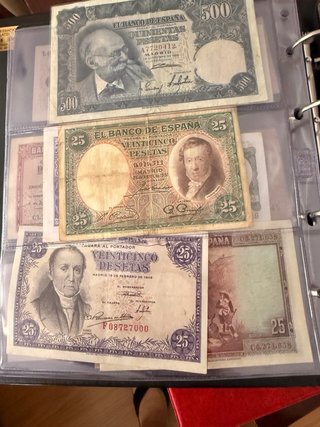 Álbum de billetes antiguos rojo