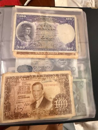 Álbum de billetes antiguos rojo