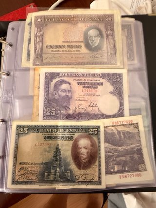 Álbum de billetes antiguos rojo