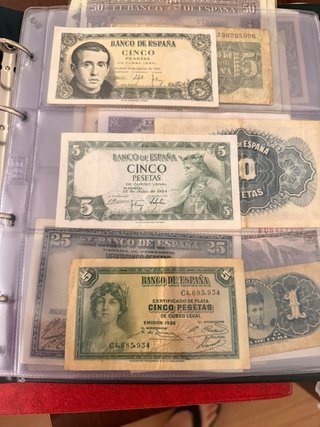 Álbum de billetes antiguos rojo