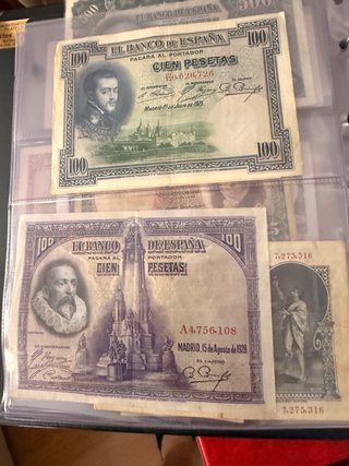 Álbum de billetes antiguos rojo
