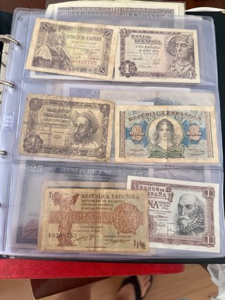 Álbum de billetes antiguos rojo