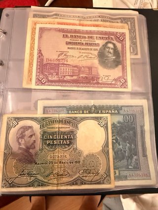 Álbum de billetes antiguos rojo