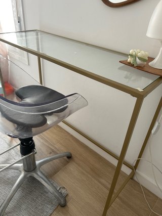 Scrivania in vetro con sedia, specchi e lampada