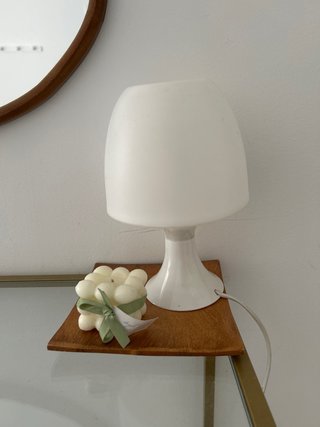Scrivania in vetro con sedia, specchi e lampada