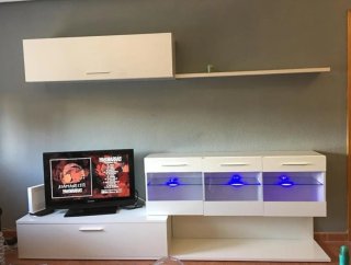 Mueble de salón blanco.