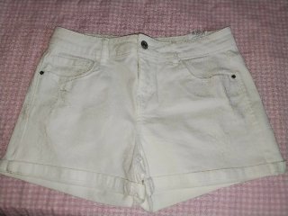 Pantalón corto blanco y gris
