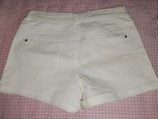 Pantalón corto blanco y gris