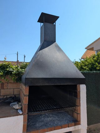 Campana de hierro y parrilla para barbacoa