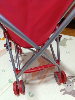 Carrito para muñecas rojo