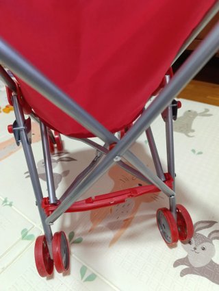 Carrito para muñecas rojo