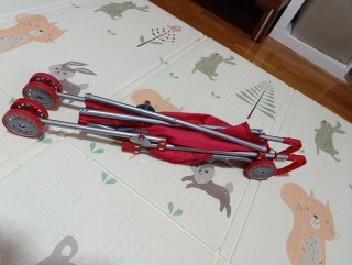 Carrito para muñecas rojo