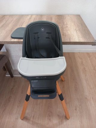 Trona evolutiva gris con patas de madera.