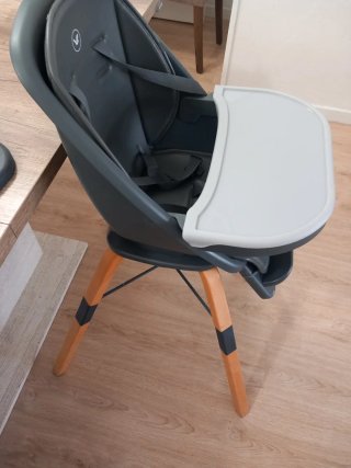 Trona evolutiva gris con patas de madera.