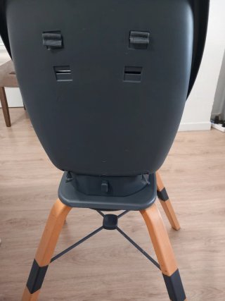 Trona evolutiva gris con patas de madera.