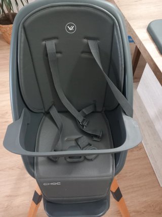 Trona evolutiva gris con patas de madera.
