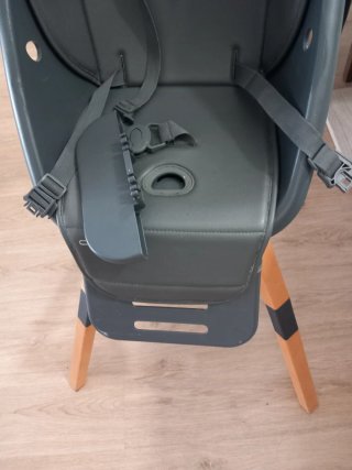 Trona evolutiva gris con patas de madera.