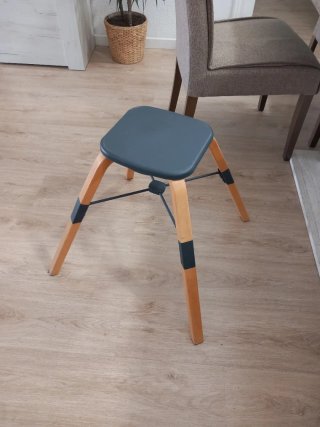 Trona evolutiva gris con patas de madera.