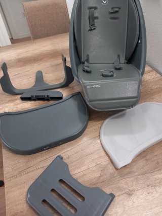 Trona evolutiva gris con patas de madera.