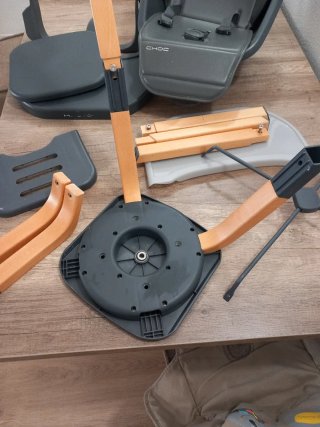 Trona evolutiva gris con patas de madera.