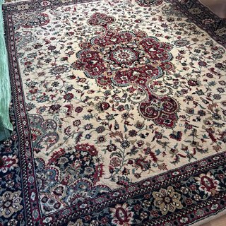 Alfombra estilo persa beige y rojo de lana.
