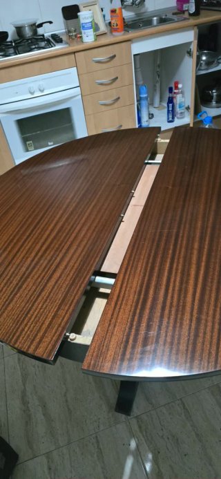 Mesa de comedor redonda de madera