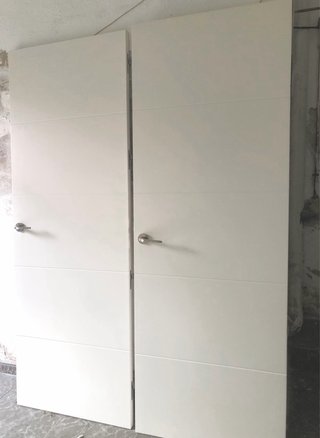 Puerta madera con marco y manivela