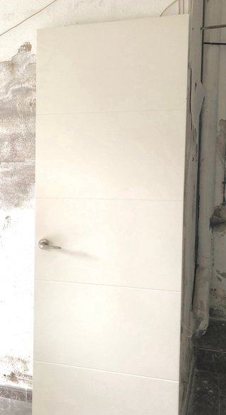 Puerta madera con marco y manivela