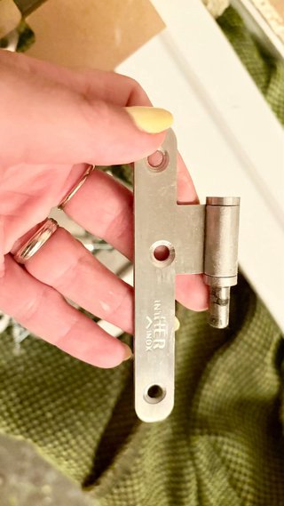 Puerta madera con marco y manivela
