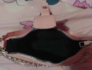 Bolso rosa con estrellas y cadenas