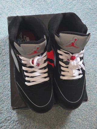 Zapatillas Jordan Negras y Rojas